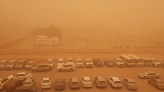 科威特遭遇强沙尘暴，道路能见度极度降低
