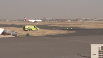 也门萨那机场迎来近6年来首趟商业航班