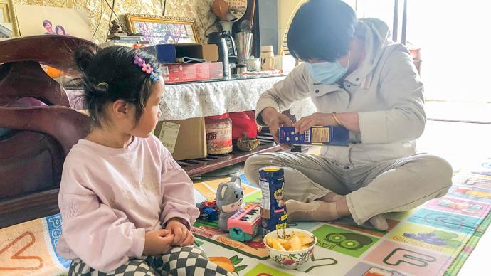3歲女孩無人照顧，疫情下上海這對夫妻當起了臨時爺爺奶奶