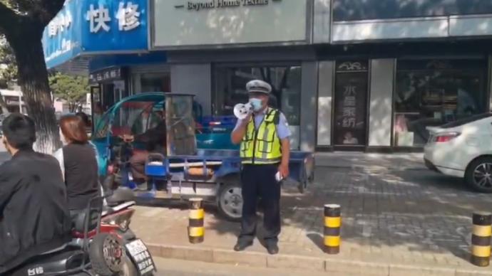 安徽交警“唐僧式碎碎念”，只为劝民众骑车时戴头盔