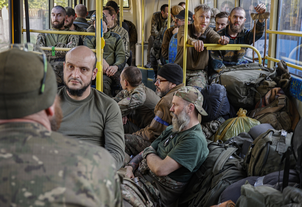 当地时间2022年5月17日，乌克兰马里乌波尔，从亚速钢铁厂撤离的乌克兰军人在巴士上。