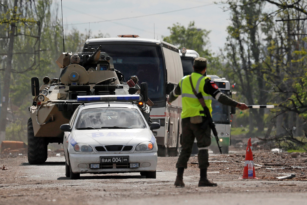 当地时间2022年5月17日，乌克兰马里乌波尔，运送投降的乌克兰军人的车队。