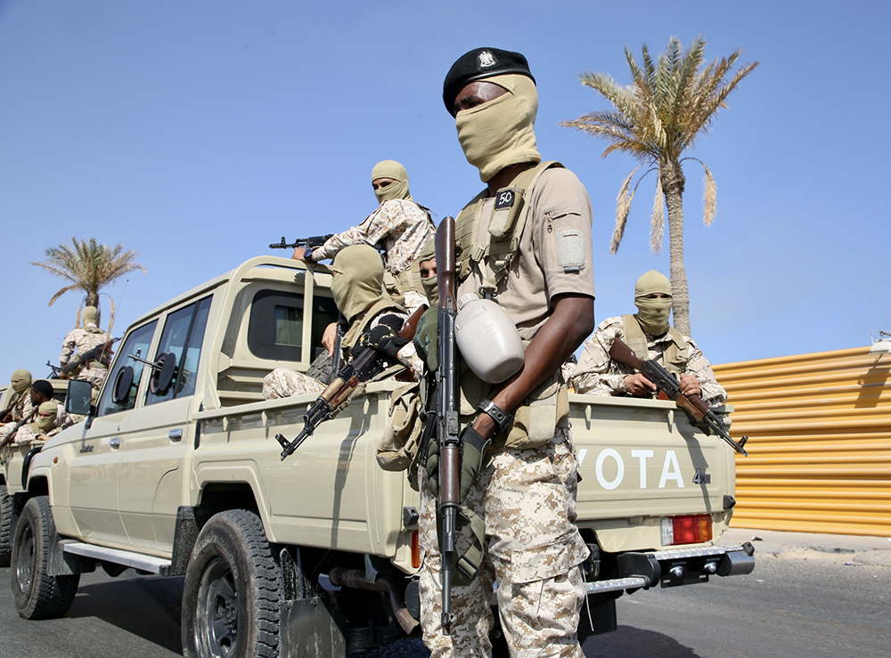 当地时间2022年5月17日，利比亚的黎波里，支持原过渡政府总理德贝巴的武装人员严阵以待。