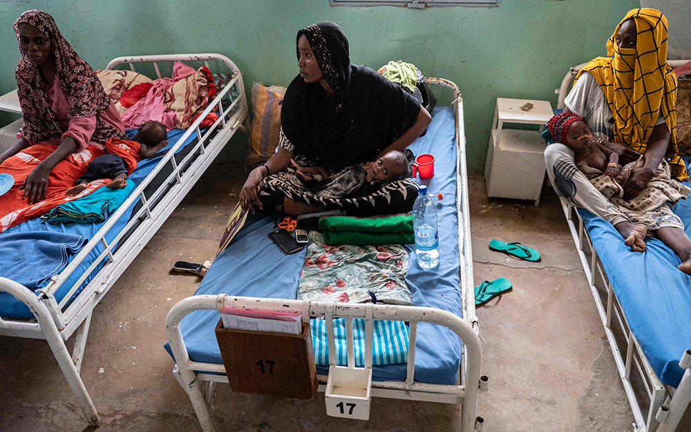 当地时间2022年5月13日，乍得恩贾梅纳，当地大量儿童因营养不良被送到医院接受治疗，病例激增医院超负荷运转。