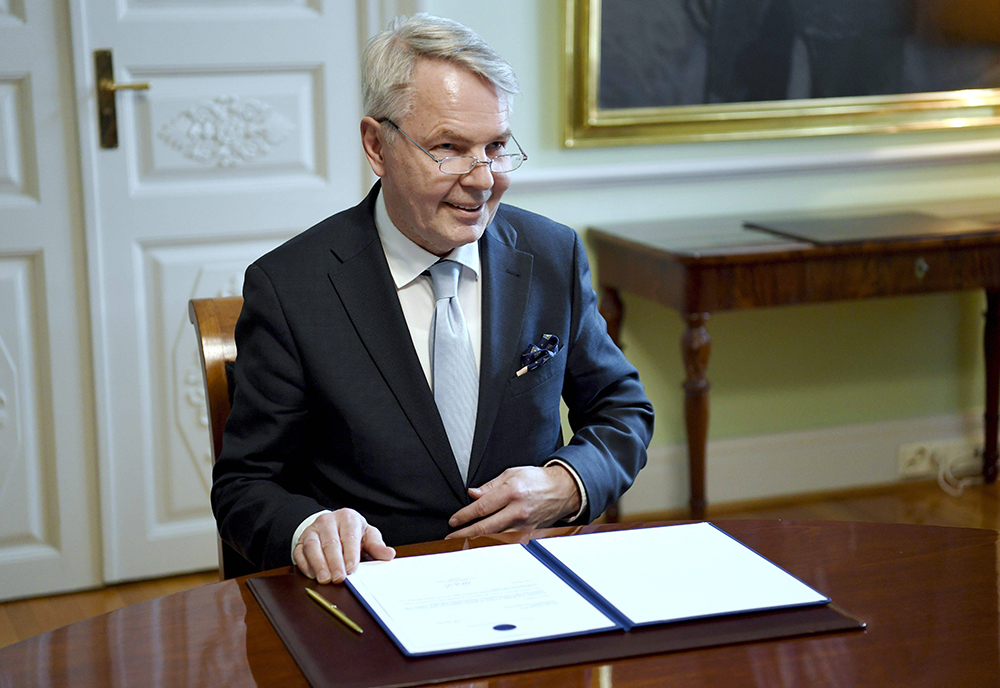 当地时间2022年5月17日，芬兰首都赫尔辛基，芬兰外长哈维斯托签署了该国的“入约”申请信。