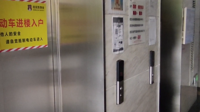 小孩往电梯里塞异物，物业把视频“曝光”到业主群引家长抗议