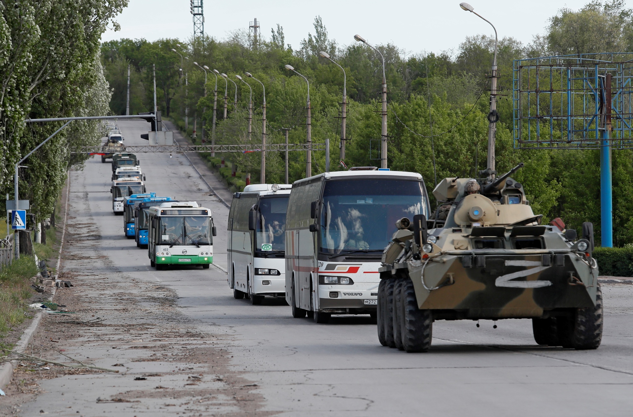 当地时间2022年5月17日，顿涅茨克马里乌波尔，俄军运送投降的乌克兰军人车队。