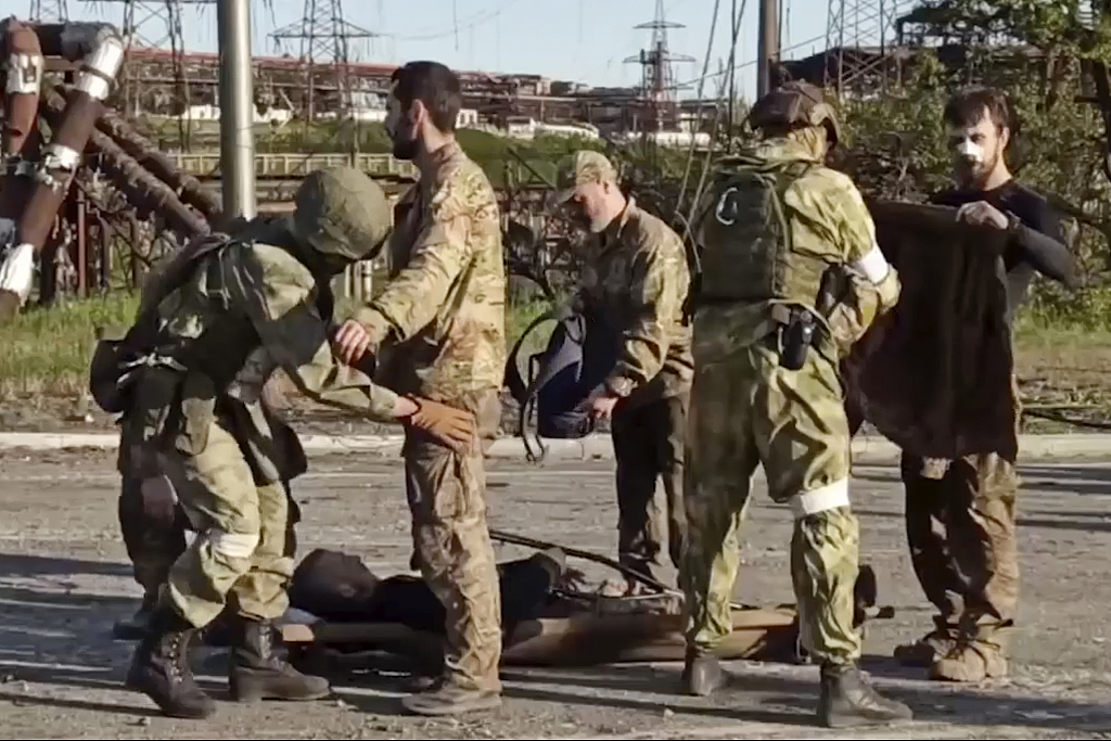 当地时间2022年5月17日，顿涅茨克马里乌波尔，俄罗斯军人对亚速钢铁厂的乌军士兵进行检查。（视频截图）