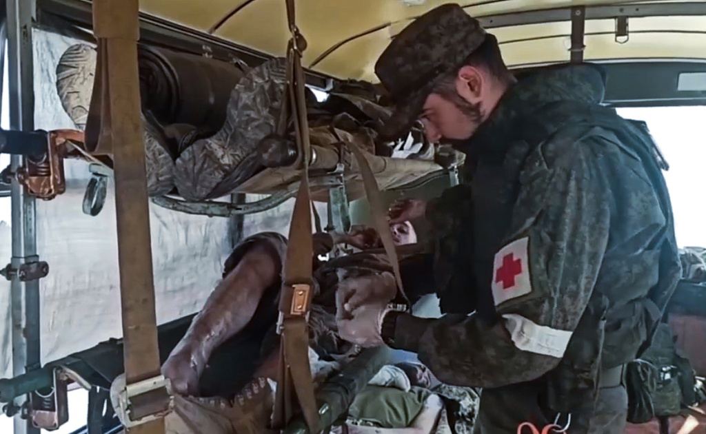 当地时间2022年5月17日，顿涅茨克马里乌波尔，医官正在救治乌军伤员。（视频截图）