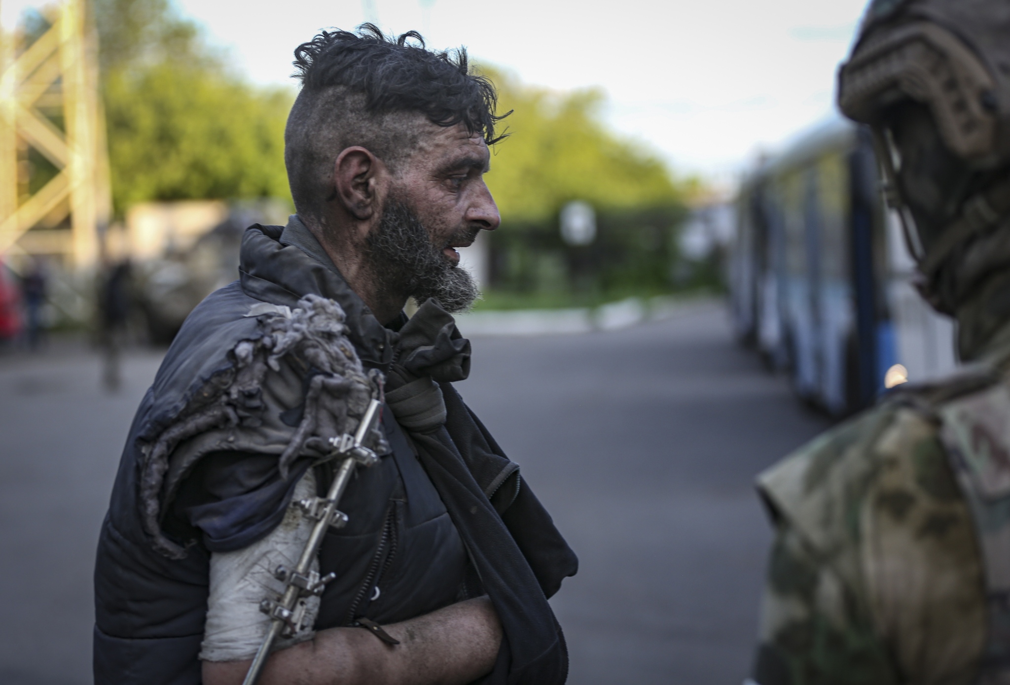 当地时间2022年5月17日，顿涅茨克马里乌波尔，一名受伤的乌克兰士兵登上大巴车，他将被运送至新亚速斯克。