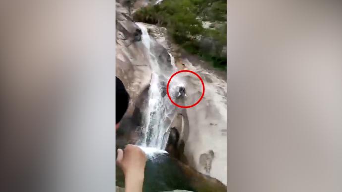 游客穿越瀑布滑倒被冲落崖底，文旅局：出于玩闹挑战他朋友
