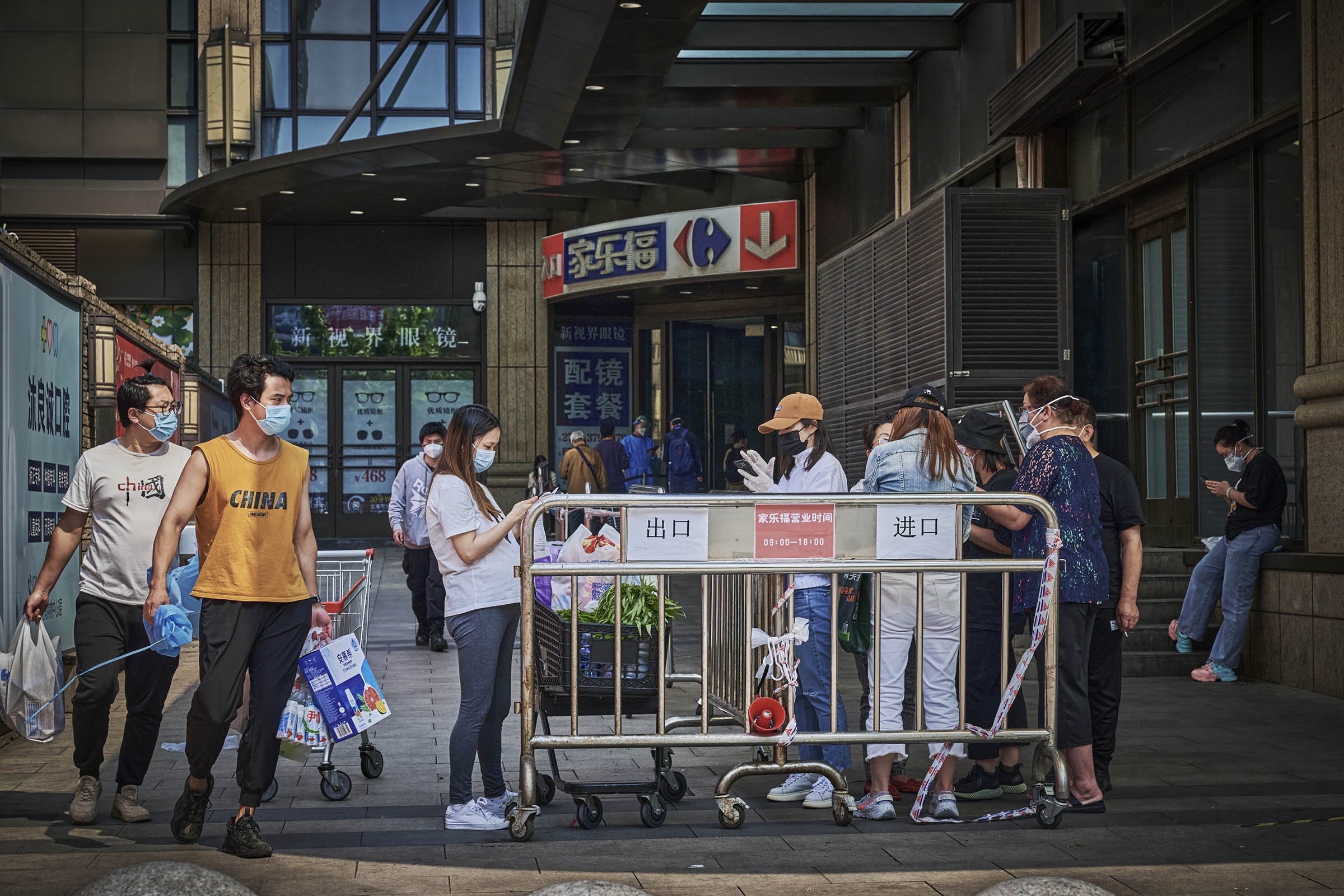 2022年5月17日，上海家乐福宜山店恢复线下营业，市民排队准备进入店内采购。本文均为 澎湃新闻记者 丁晓文 图