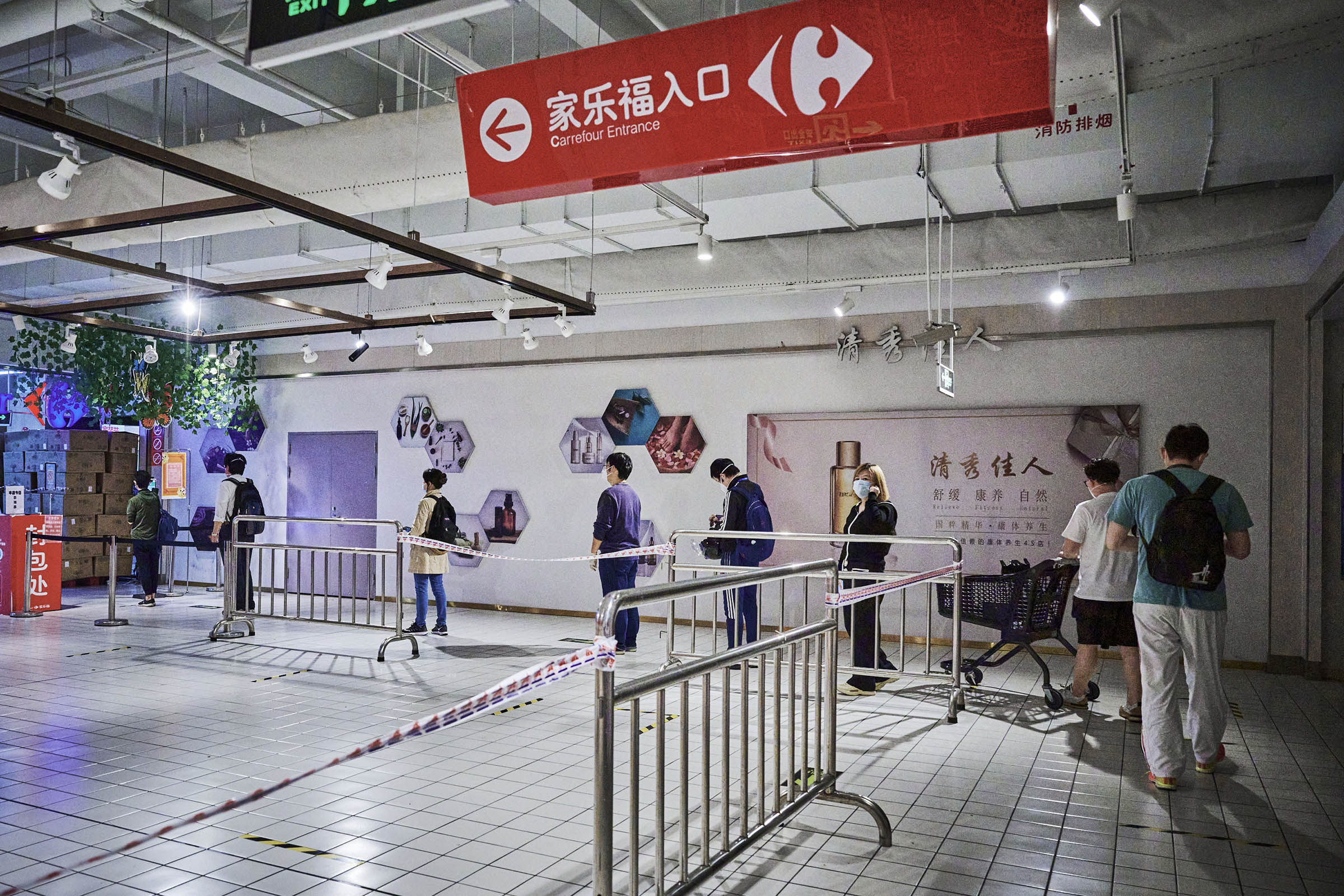 2022年5月17日，上海家乐福宜山店恢复线下营业，市民排队准备进入店内采购。