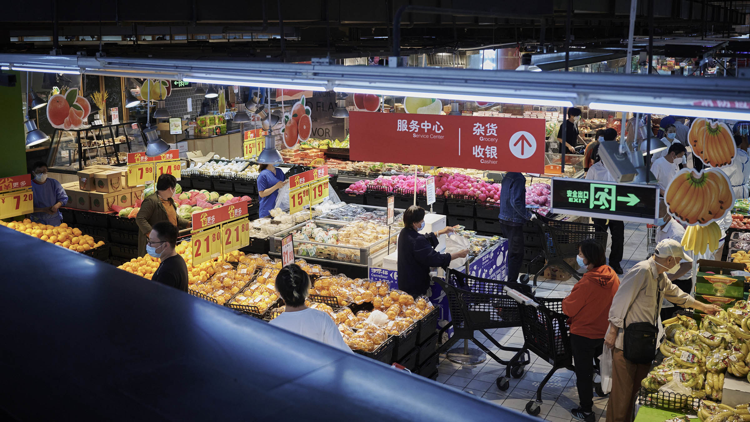 2022年5月17日，上海家乐福宜山店，市民在超市内选购。