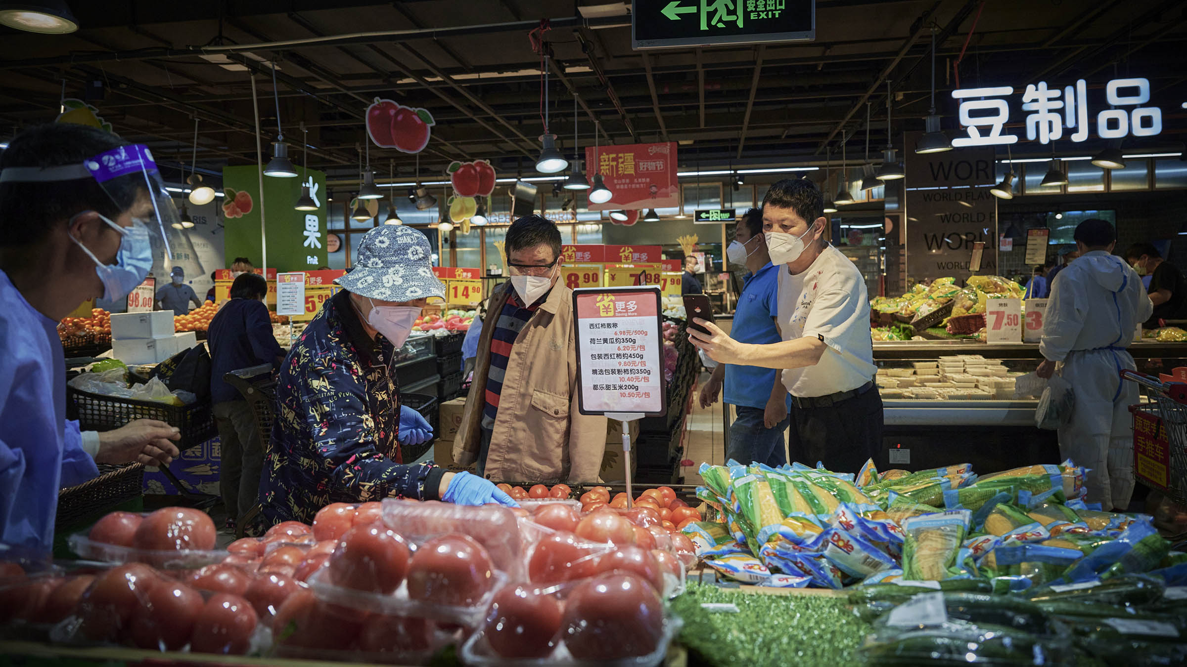2022年5月17日，上海家乐福宜山店，市民在豆制品区域选购。