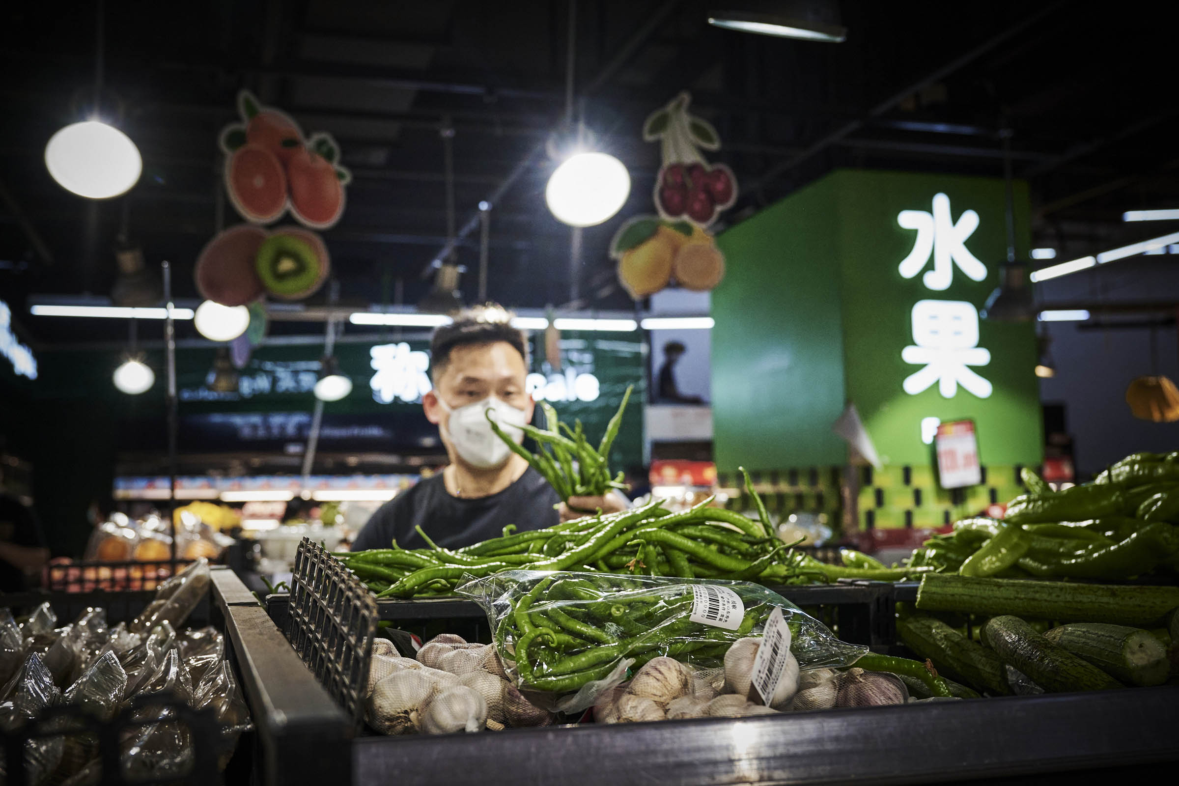 2022年5月17日，上海家乐福宜山店，市民在蔬菜区域选购。