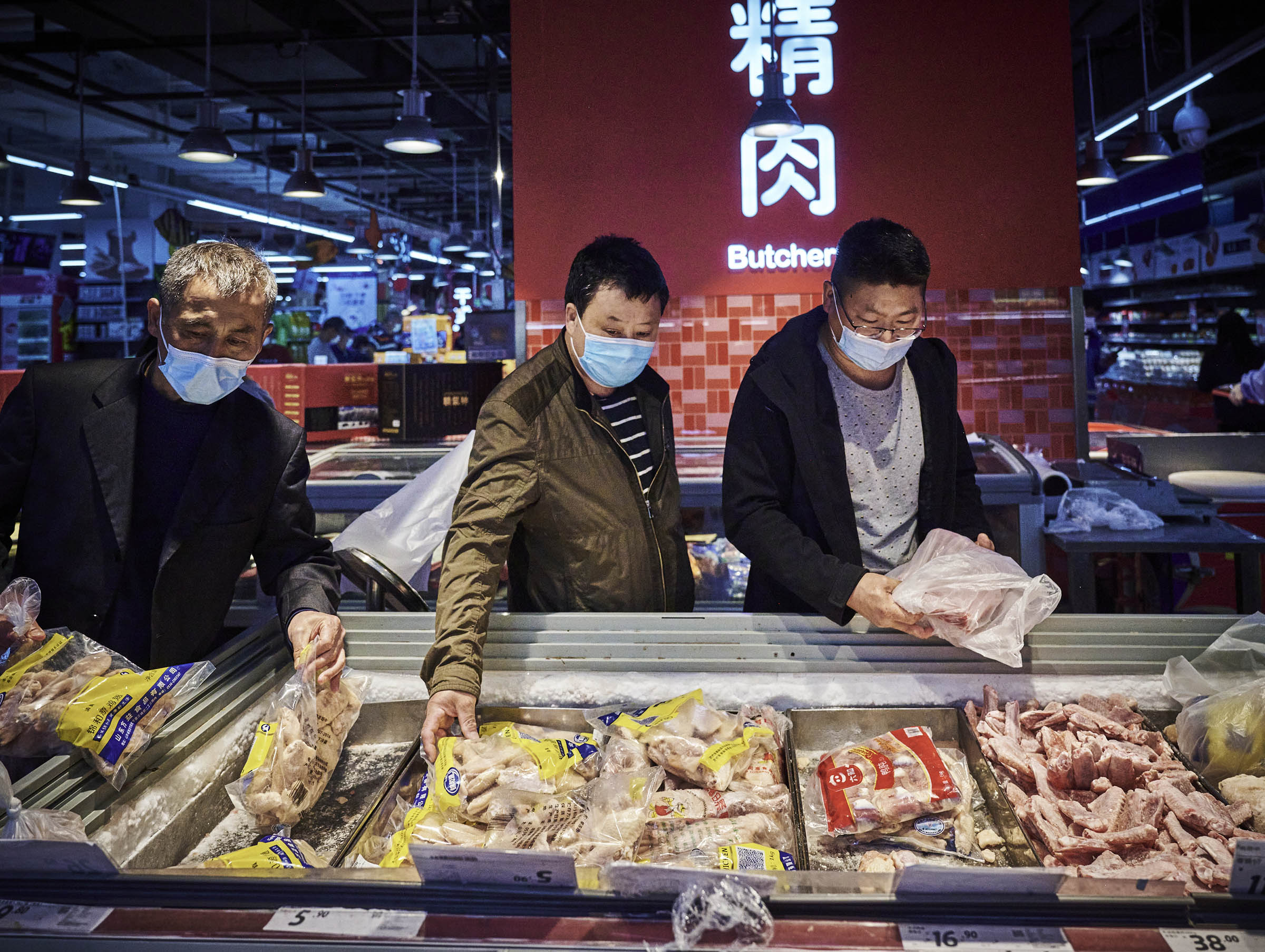 2022年5月17日，上海家乐福宜山店，市民在肉产品区域选购。