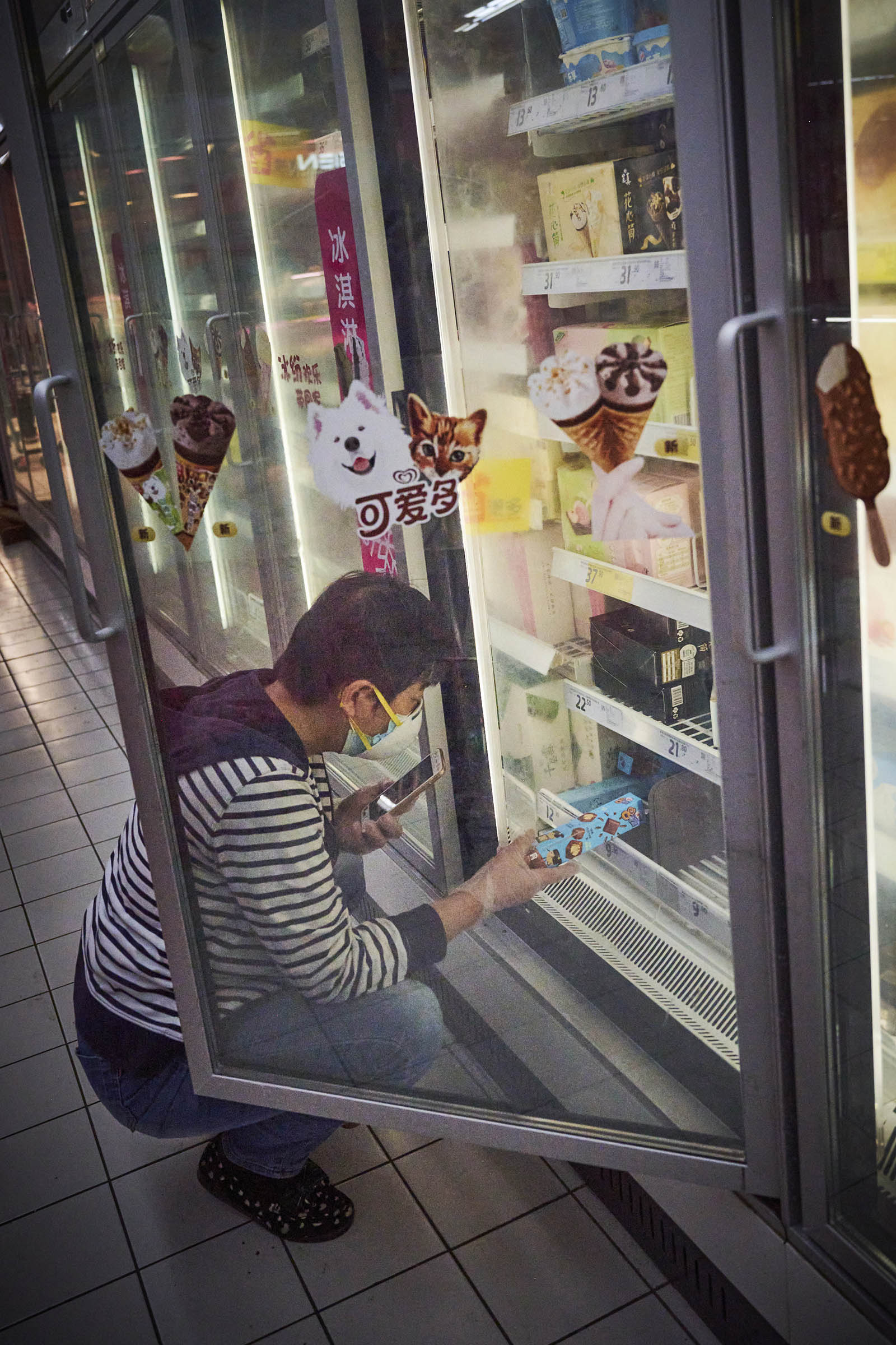 2022年5月17日，上海家乐福宜山店，一位市民在选购冷饮。