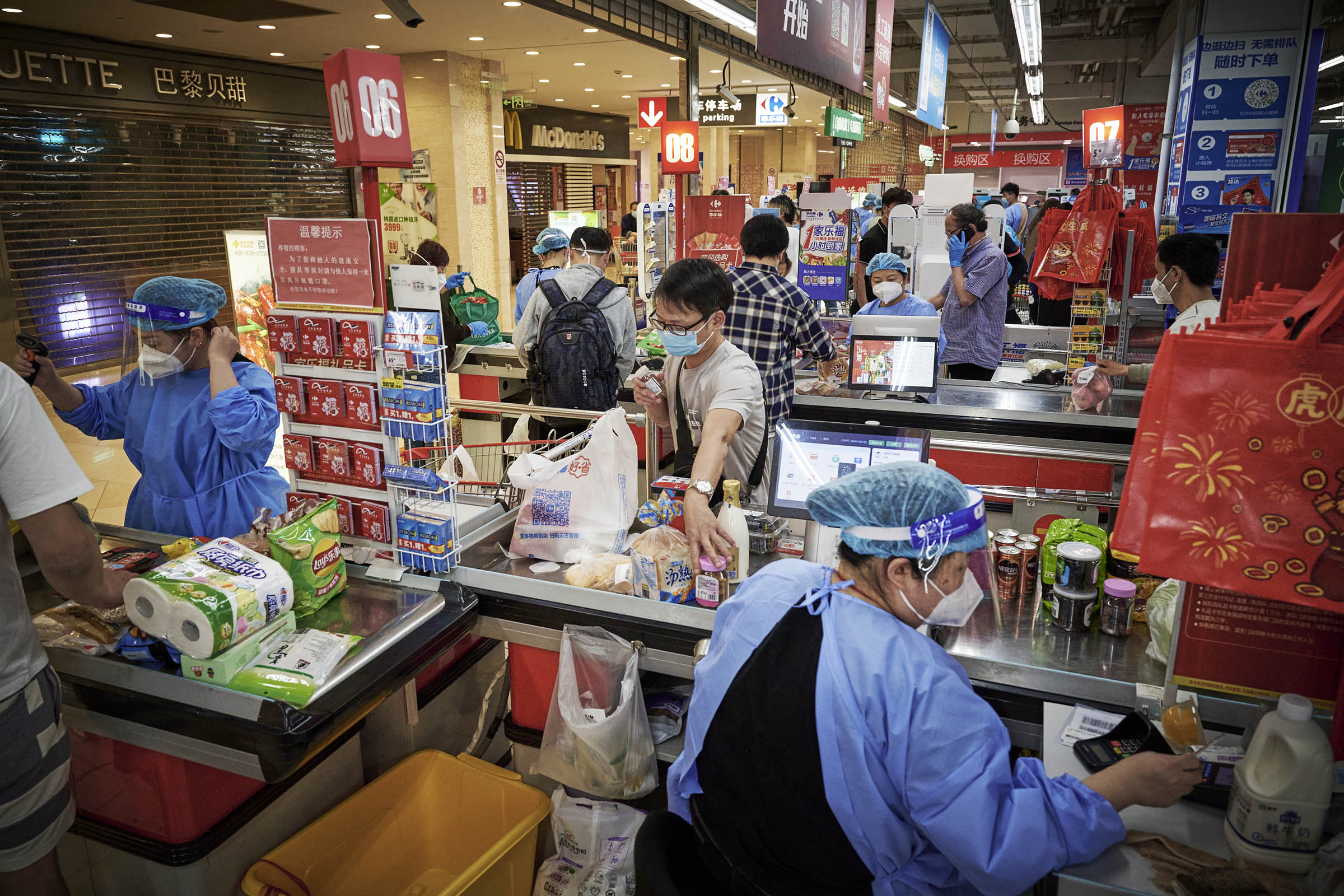 2022年5月17日，上海家乐福宜山店，正在结账的购物市民。