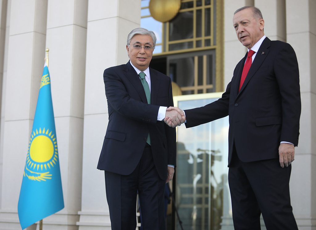 当地时间2022年5月10日，土耳其安卡拉，土耳其总统埃尔多安欢迎来访的哈萨克斯坦总统托卡耶夫。人民视觉 图