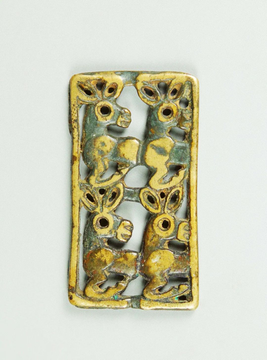 四驴纹青铜饰件 东周 长4.5厘米，宽2厘米 鄂尔多斯市博物院藏