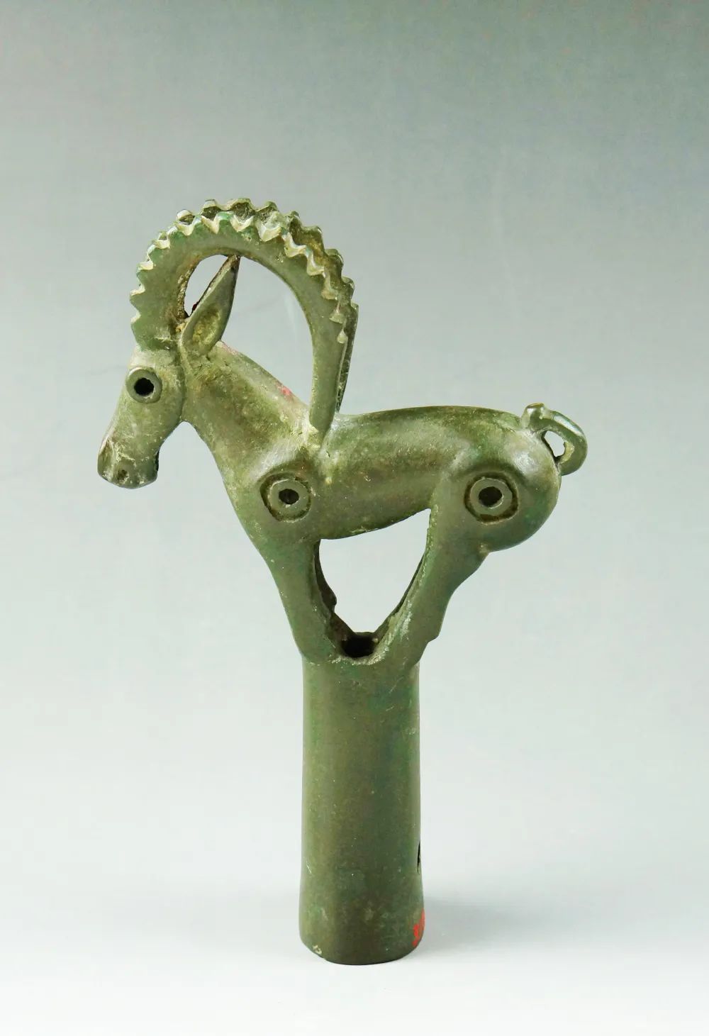 伫立羚羊形青铜竿头饰 战国 鄂尔多斯市博物院藏