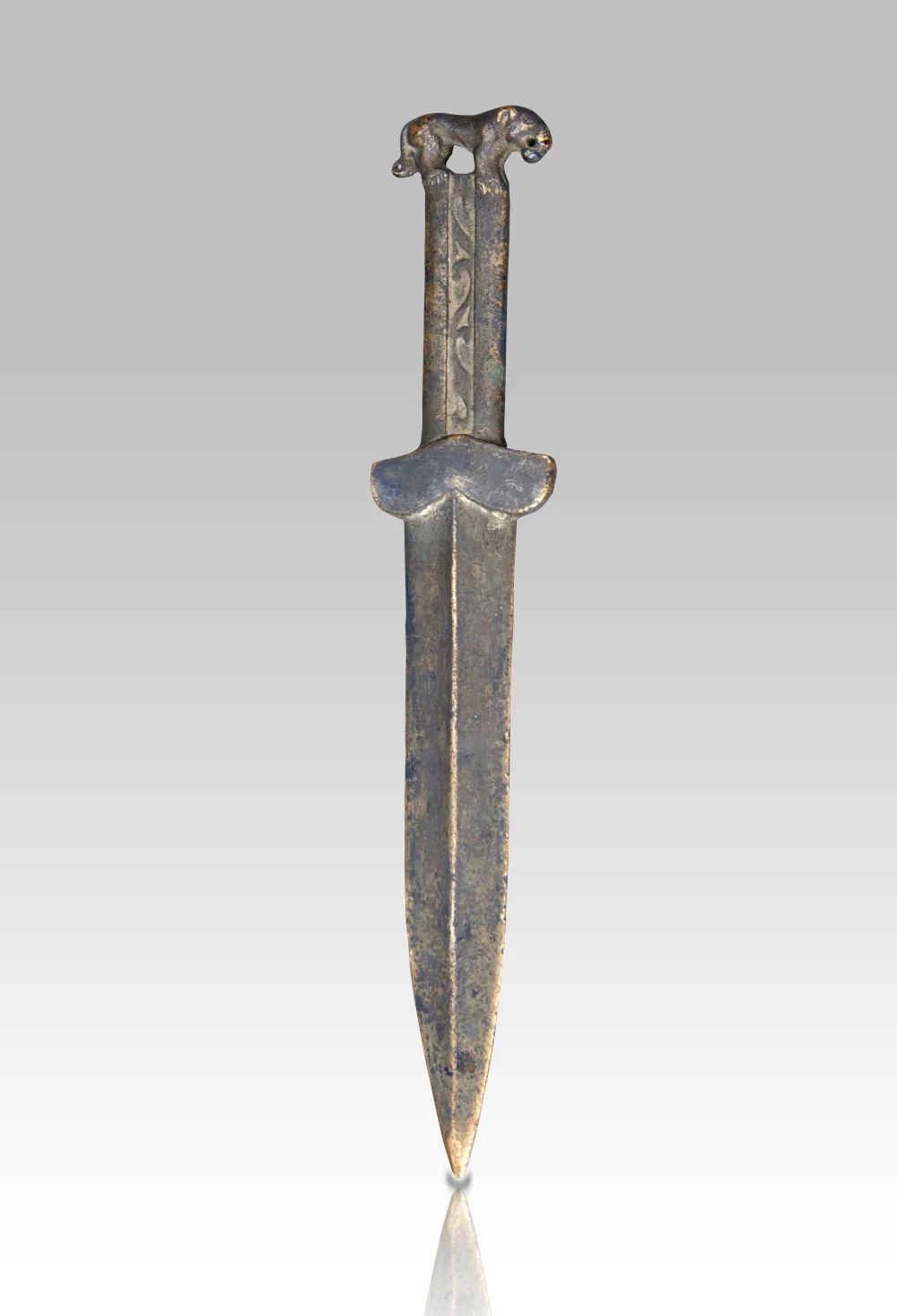 虎首青铜短剑 汉 长28.5厘米，宽5.2厘米 山西博物院藏
