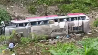 重庆一大巴车翻入河沟：初步估计车上载有20余人，均被送医