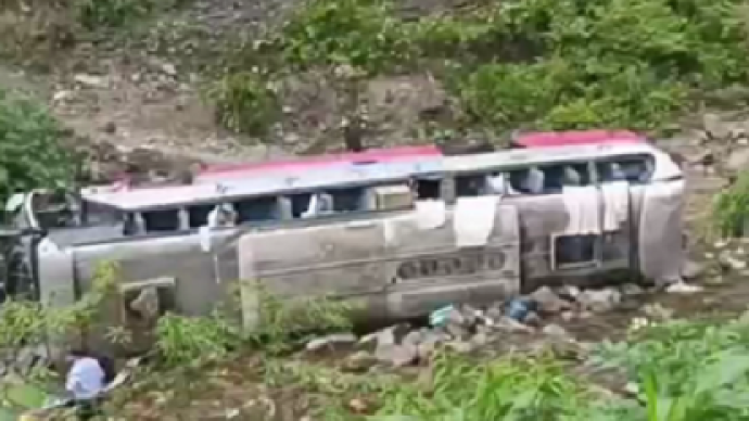 重庆一载20人客车发生侧翻，已致1死1重伤