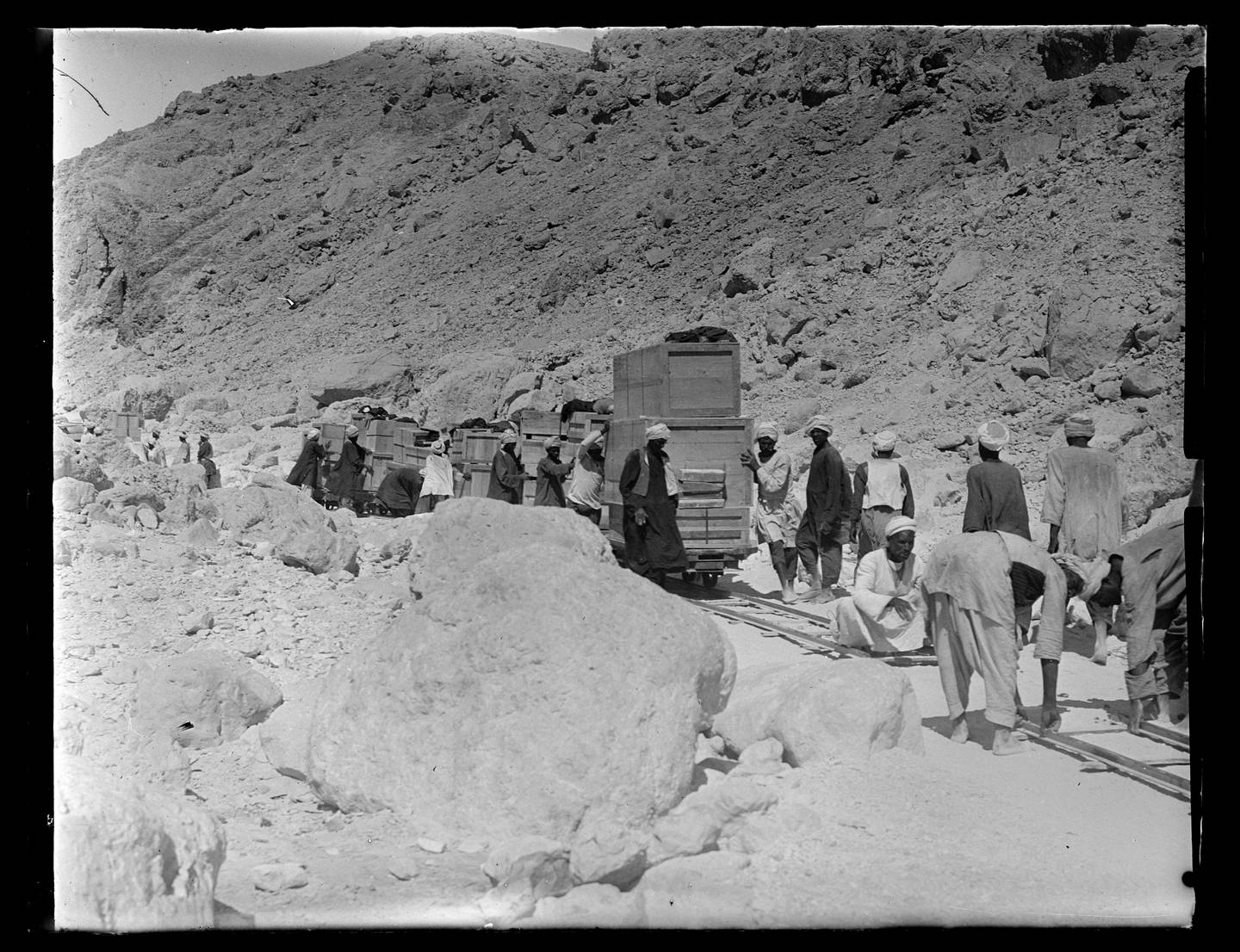 埃及工人用铁轨从帝王谷搬运板条箱。© 牛津大学格里菲斯研究所