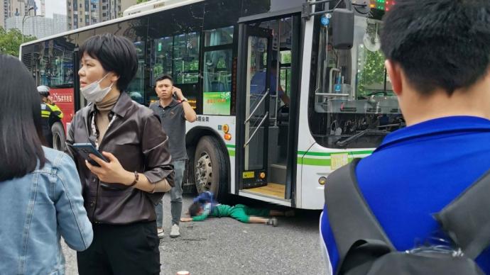 长沙一名小学生放学过马路被公交车撞倒后身亡