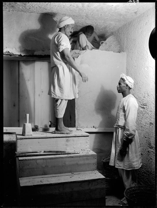 埃及工人正在拆除前厅和墓室之间的墙壁。 ©牛津大学格里菲斯研究所