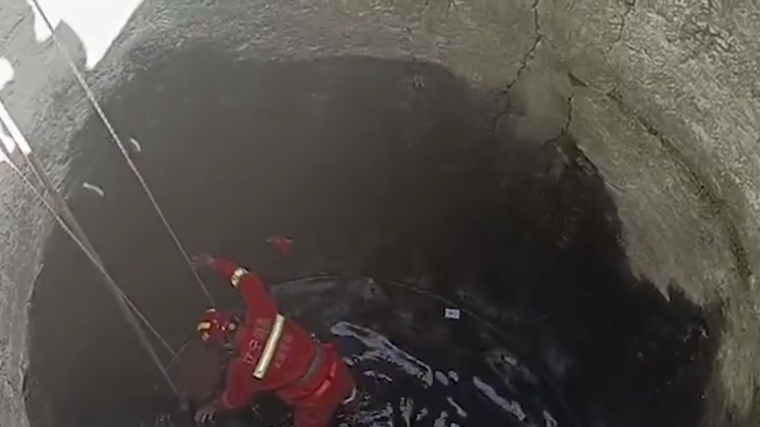 醉汉掉入十米深蓄水井，消防员紧急救援