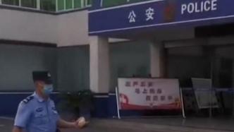 老人迷路獲民警救助，掏出口袋所有零錢要感謝民警