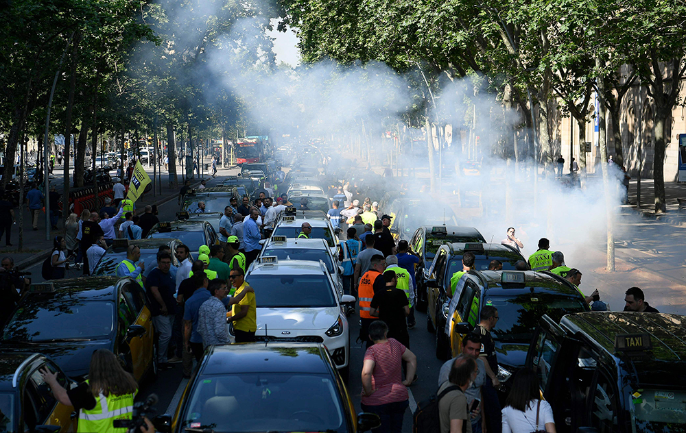 当地时间2022年5月18日，西班牙巴塞罗那，出租车司机参加示威活动，呼吁采取措施限制VTC（载客专车）在出租车中的占比。