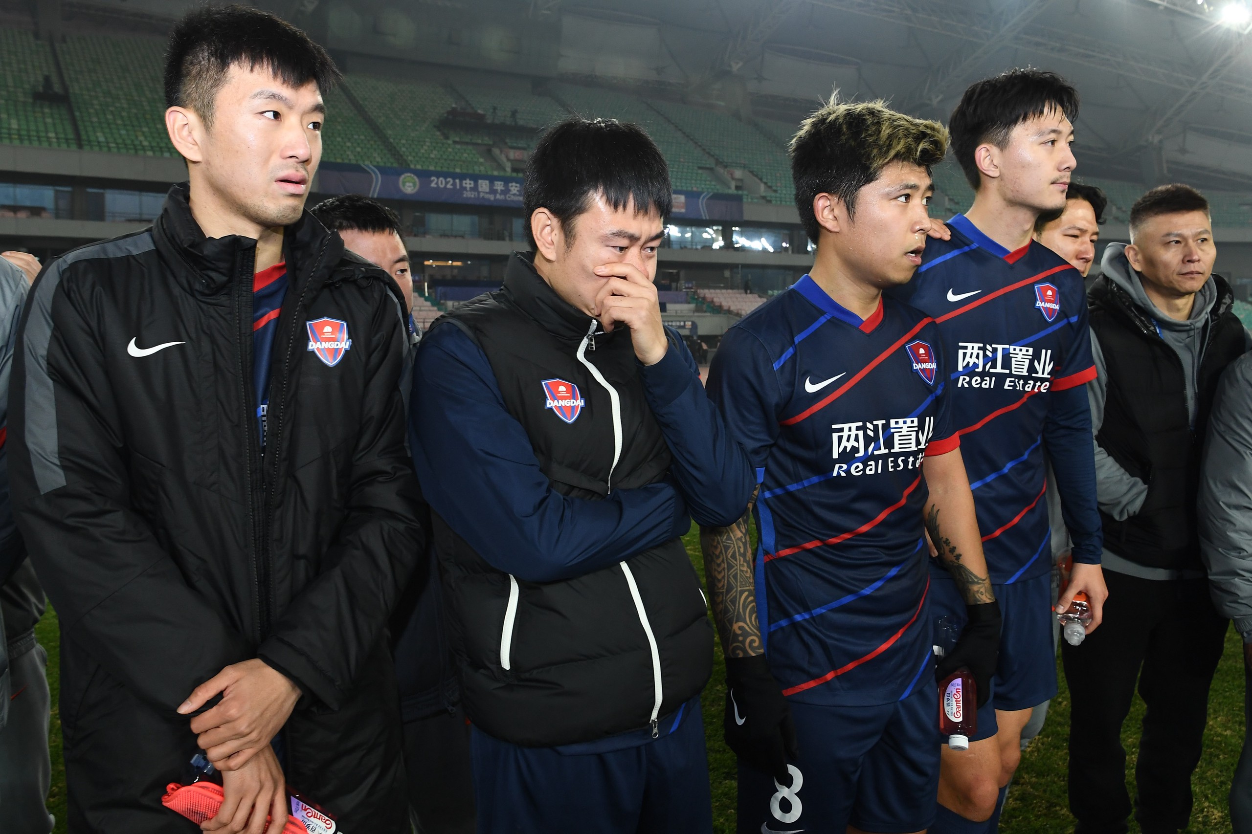 重庆队上赛季艰难完成保级任务。