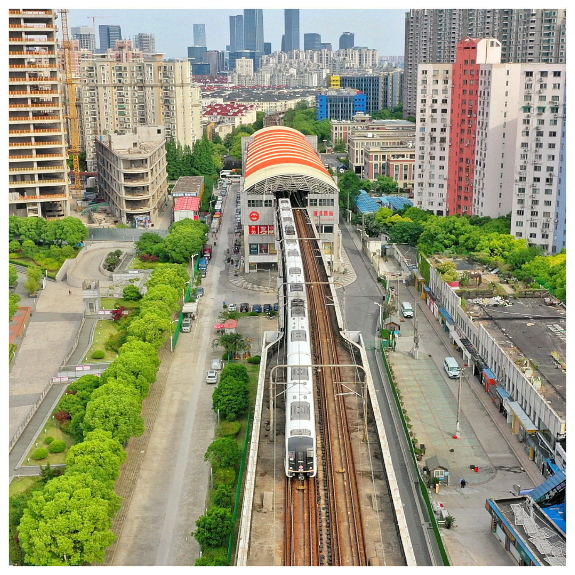 5月18日，3号线漕溪路站，列车驶出站台。