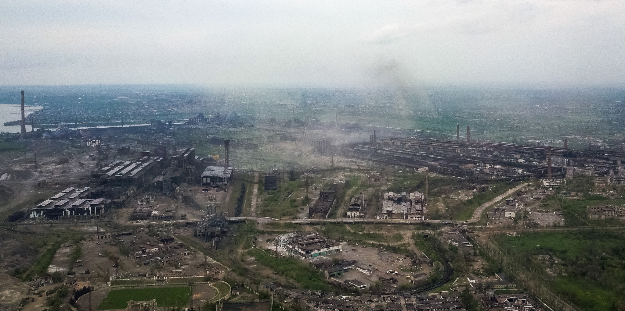 当地时间2022年5月14日，乌克兰马里乌波尔，亚速钢铁厂受损严重，浓烟滚滚。