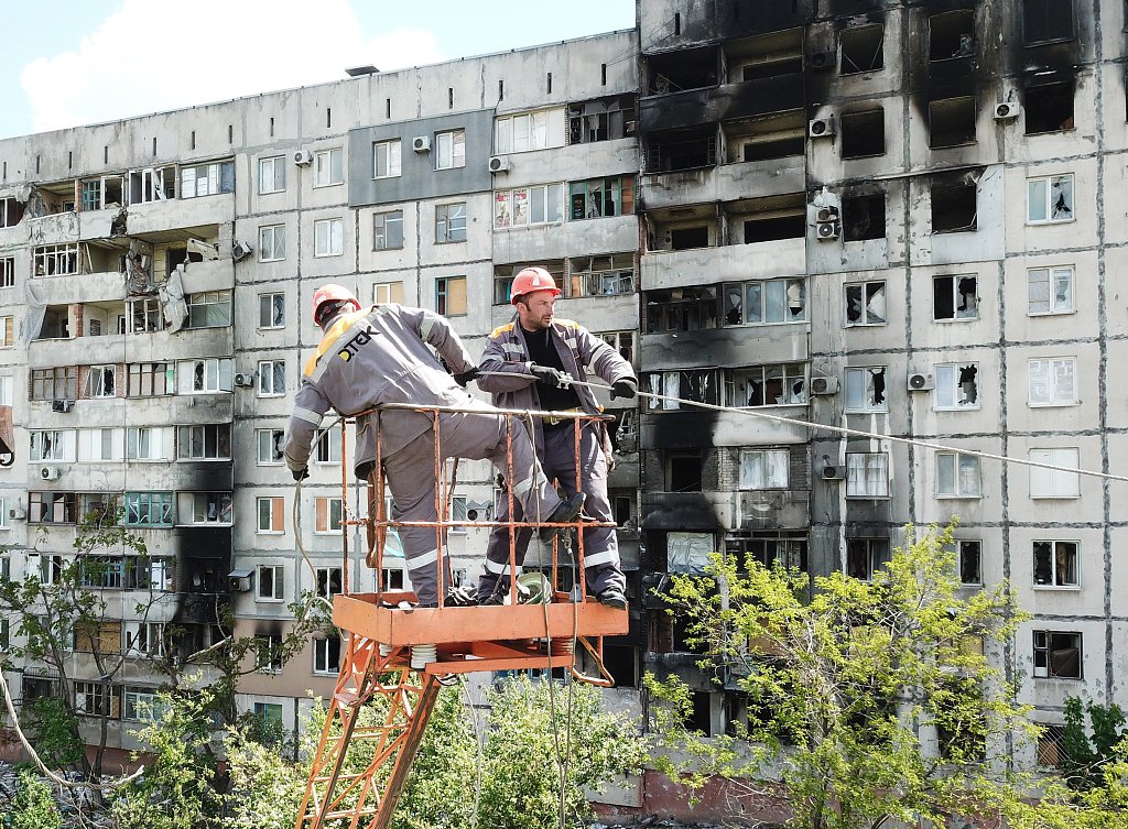 当地时间2022年5月16日，顿涅茨克马里乌波尔，工人重建输电线。