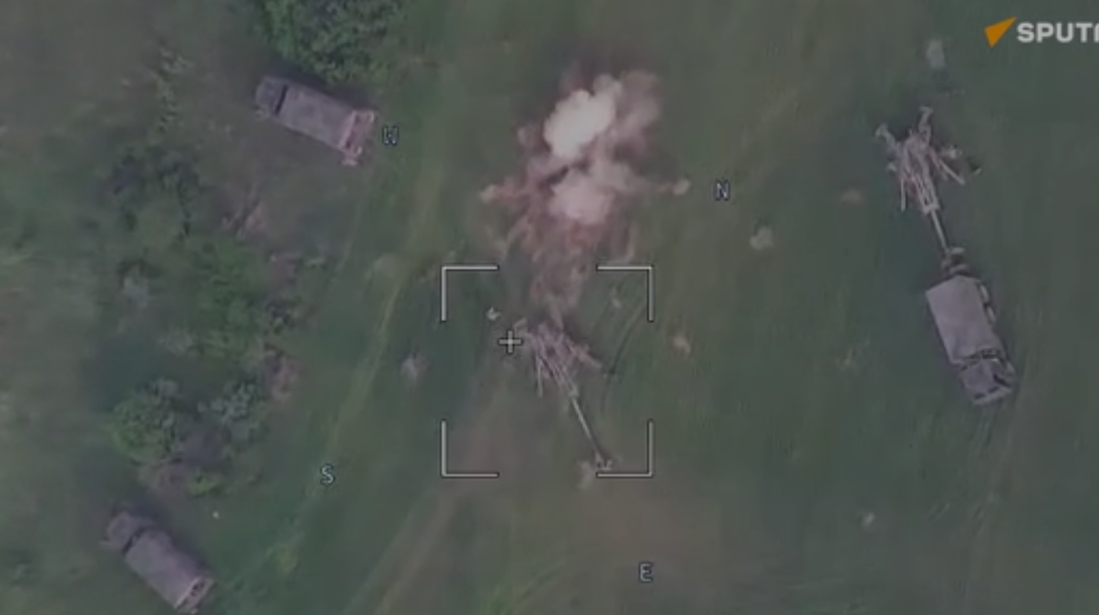 俄军攻击乌军M777榴弹炮阵地视频截图。
