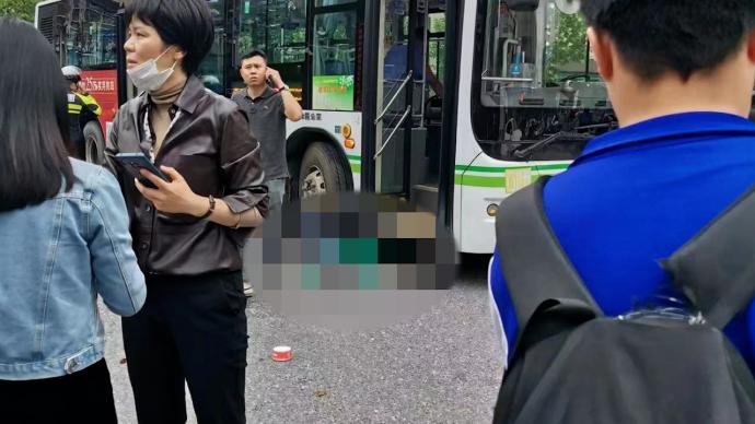 长沙交警通报“小学生过马路遭公交车撞倒身亡”：司机被刑拘