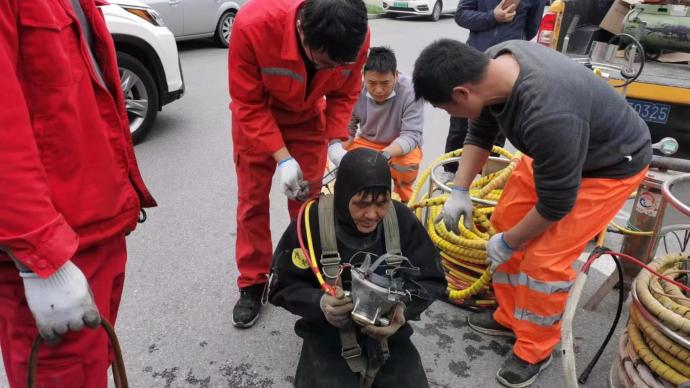 西安3岁男孩掉下水井被冲走，320名救援人员搜救还没找见