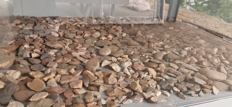 室外展出距今7500年~8000年的关洲遗址石器