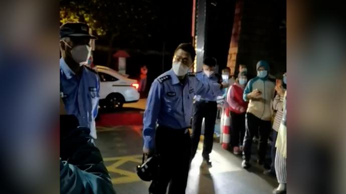 居民因采样点设小区内有意见，上海一民警“霸气”承诺引点赞