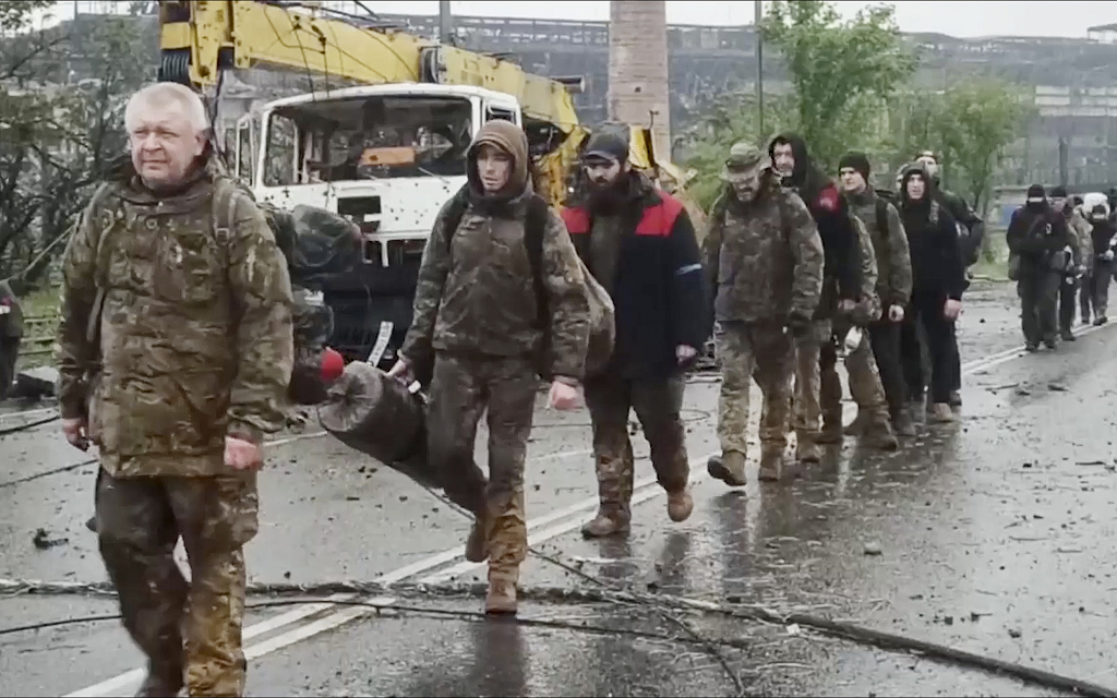 当地时间2022年5月19日，顿涅茨克马里乌波尔，乌克兰军人持续撤出亚速钢铁厂。（视频截图）