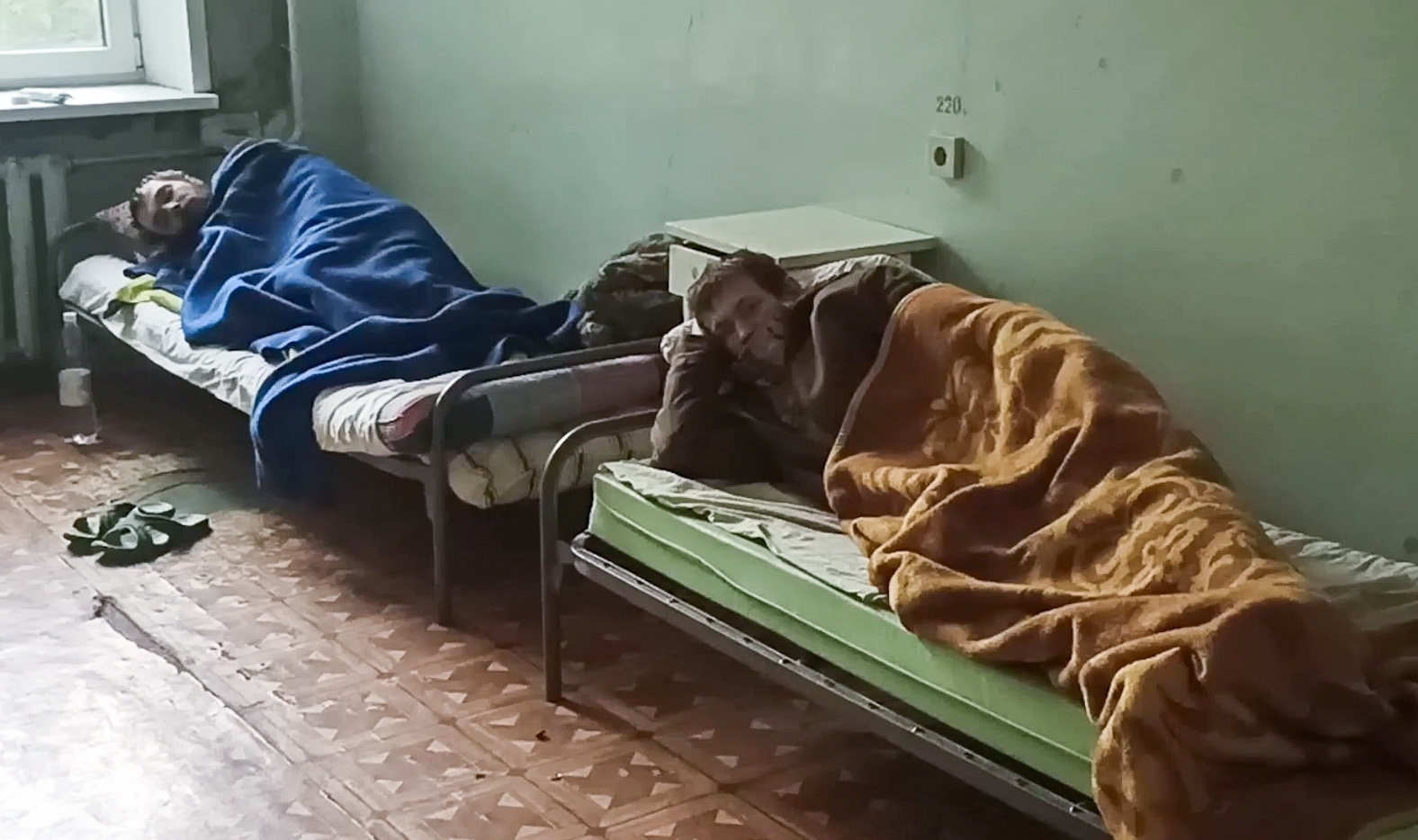 当地时间2022年5月18日，从亚速钢铁厂走出的受伤乌克兰军人被安排在新阿佐夫斯克镇的一家医院接受治疗。（视频截图）