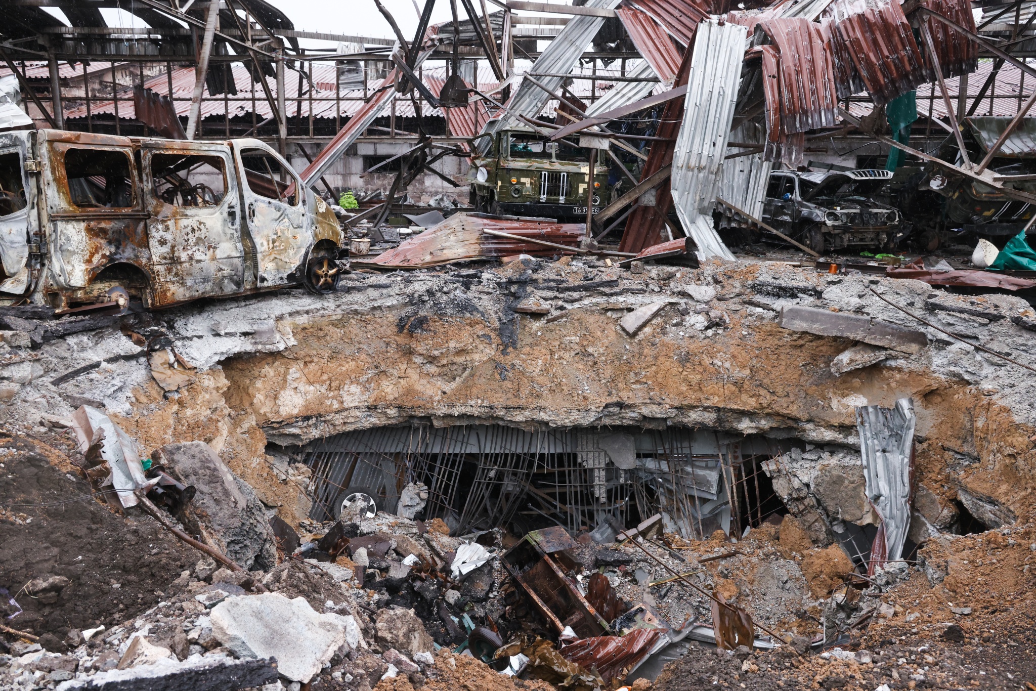 当地时间2022年5月18日，亚速钢铁厂内部遭到严重毁坏。