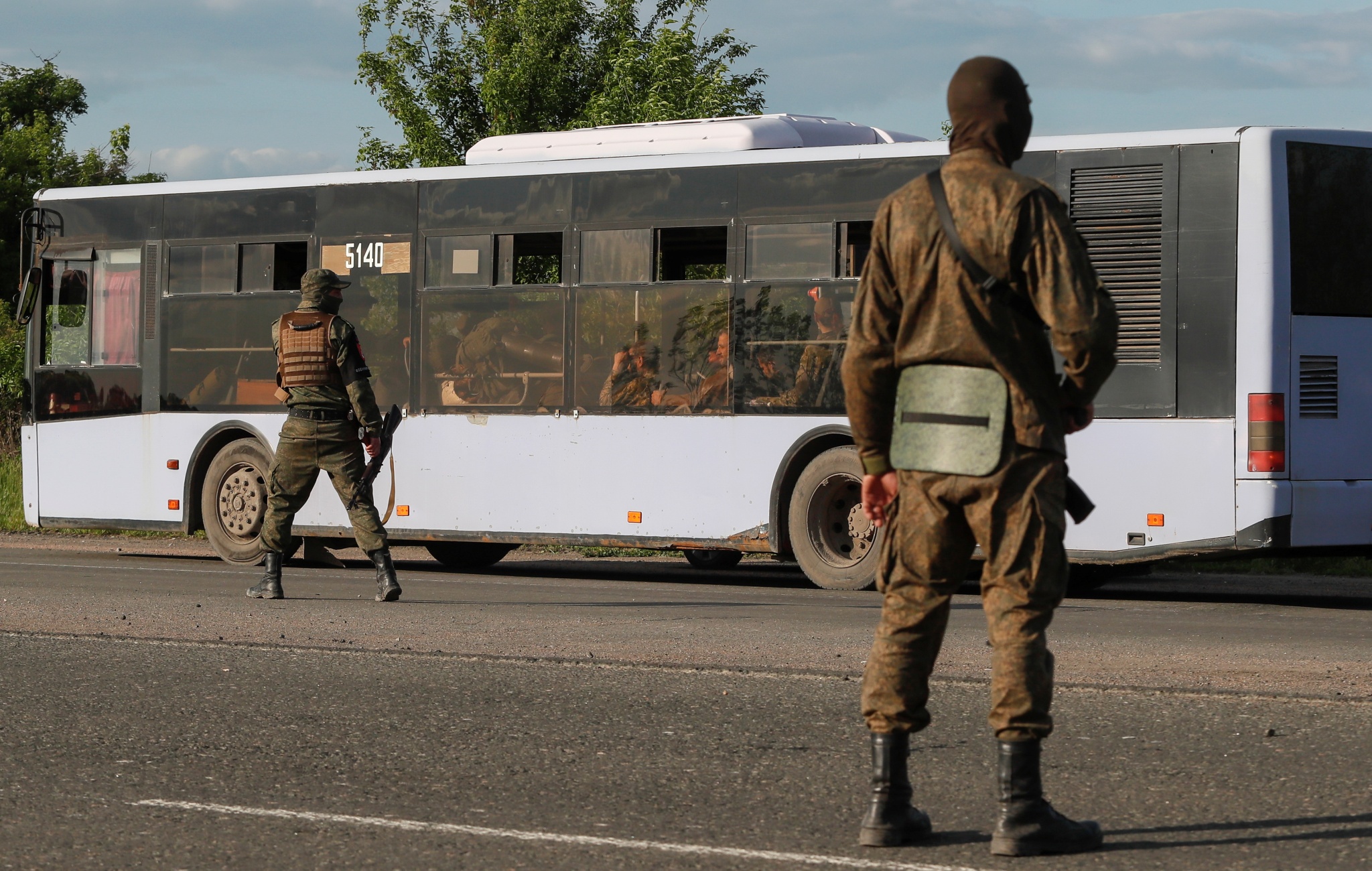 当地时间2022年5月20日，顿涅茨克马里乌波尔，载有乌克兰军人的车辆离开。