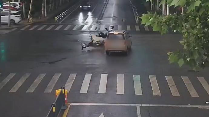 男子骑电动车未正确佩戴头盔，人被撞飞后头部受伤