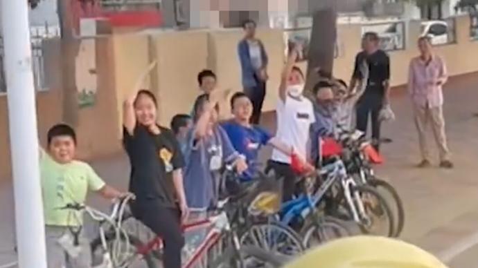 8名小学生狂蹬自行车为消防带路救火